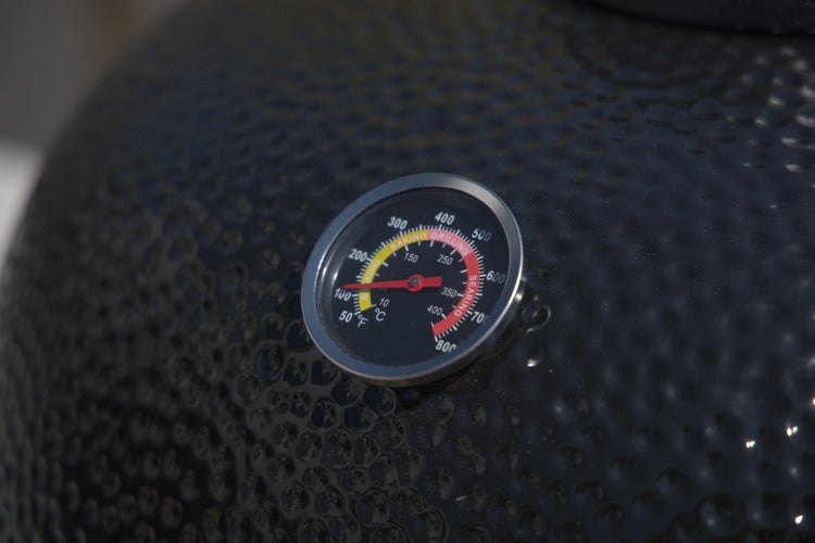 Thermometer an einem Grill zur Temperaturmessung