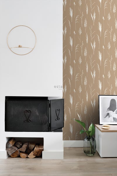 Wohnzimmer mit Kamin, goldener Wandkerzenhalter und Tapete mit Gräser-Motiv