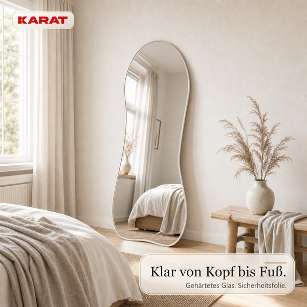 Karat Ganzkörperspiegel mit geschwungenem Rahmen im Schlafzimmer mit gehärtetem Glas und Sicherheitsfolie für klare Sicht von Kopf bis Fuß.