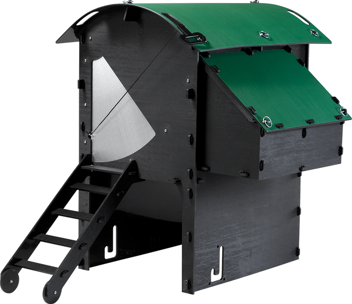 Moderner erhöhter Hühnerstall aus schwarzen Kunststoffplatten mit grünem gewölbtem Dach, inklusive Leiter mit Rädern und Legenest.
