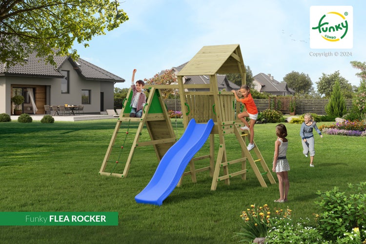 Funky Combo Spielturm Flea Rocker aus Holz mit blauer Rutsche und Kletterwand im Garten mit spielenden Kindern.
