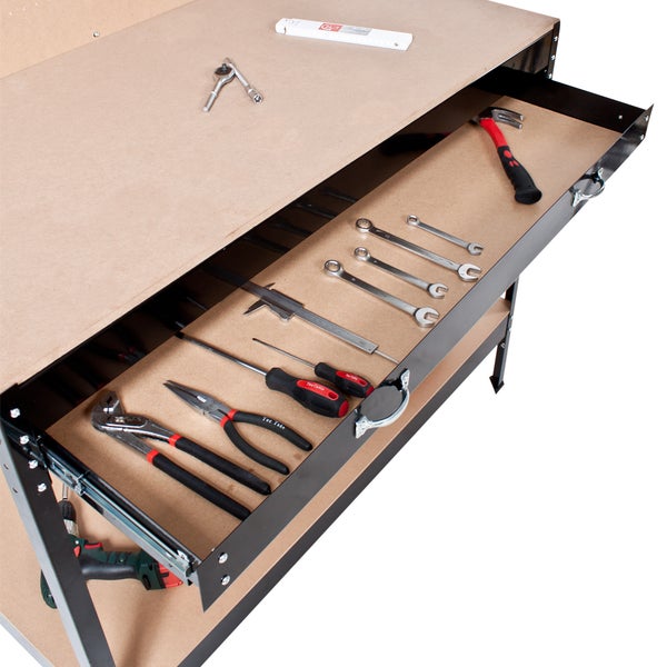 Werkbank mit Werkzeugen in einer Schublade.