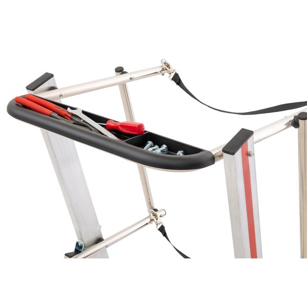 Detailansicht einer Arbeitsbühne mit Werkzeugablage und Werkzeugen wie Schraubendreher, Schraubenschlüssel und Schrauben