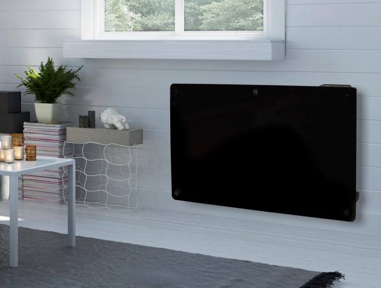 Wohnraum mit einer schwarzen Wandheizung, Beistelltisch und Dekoration