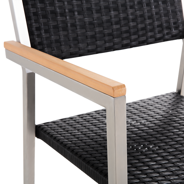 Detailansicht eines Gartenstuhls mit silbernem Metallgestell, schwarzem Polyrattan-Geflecht und einer Armlehne aus Holz.