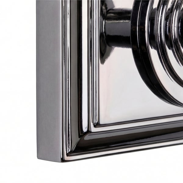 Detailansicht eines Türgriffs aus Metall