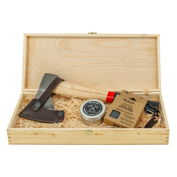Adler Axt Set im Holzkasten mit Axt, Lederscheide, Axtbalsam und Doppelseitigem Axtschärfer.