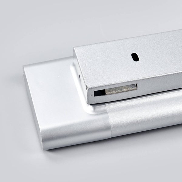 Nahaufnahme eines silbernen Metallprofils mit Montageschiene und Verriegelungselement.