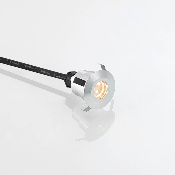 LED-Einbaustrahler aus Metall mit schwarzem Anschlusskabel und warmweißem Licht.