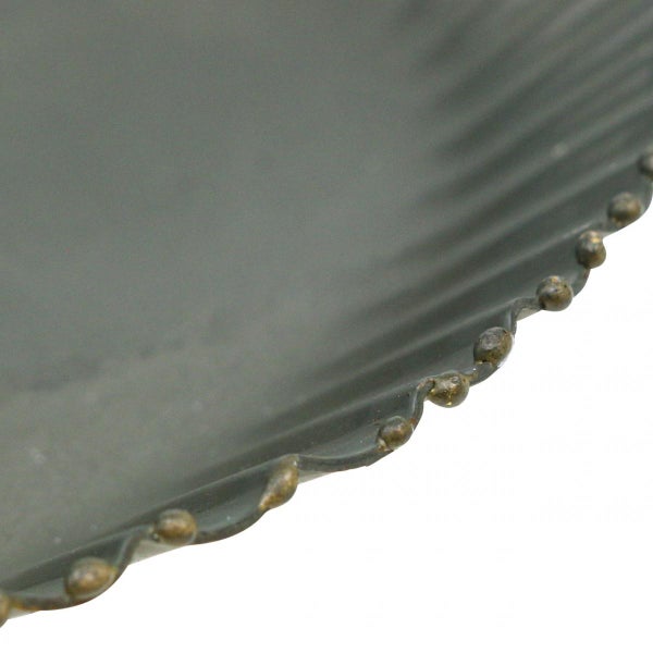 Detailaufnahme eines Serviertabletts mit Nietenrand