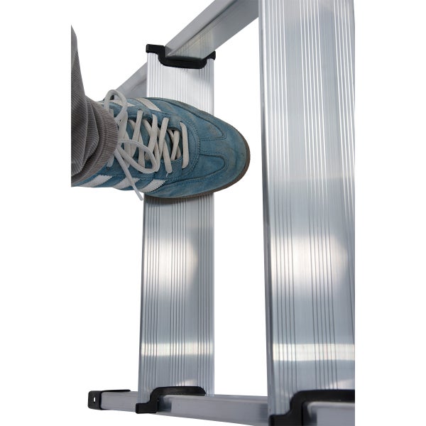 Detailansicht einer Aluminiumleiter mit Fuß auf einer Stufe