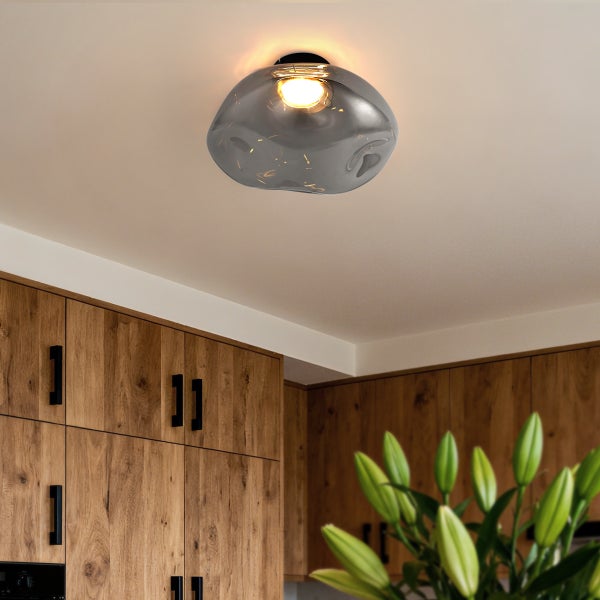 Deckenleuchte mit unregelmäßig geformtem Glasschirm in einem Raum