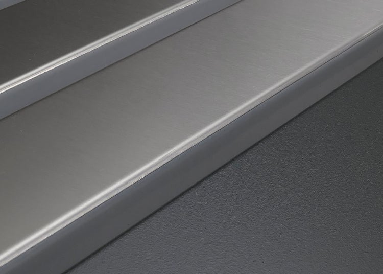 Detailansicht einer Edelstahlschiene