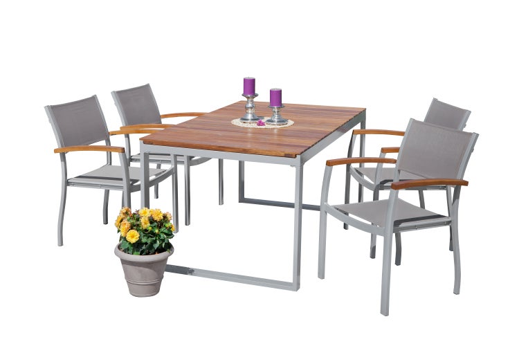 Gartentischgruppe mit vier Stühlen, Holztischplatte, graue Stühle mit Armlehnen aus Holz und Dekoration