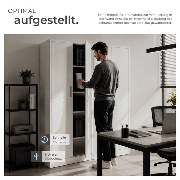 Moderner Büroraum mit hellem Aktenschrank aus Metall, Schreibtisch und Regal. Ein Mann ordnet Aktenordner ein.