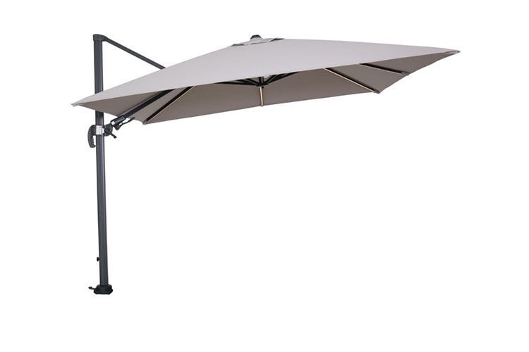 Quadratischer Ampelschirm in Grau mit integrierter LED-Beleuchtung an den Streben und Handkurbel am dunklen Mast.