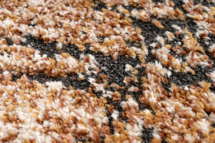 Nahaufnahme eines flauschigen Teppichs mit gemustertem Hochflor aus Kunstfaser