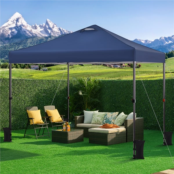 Dunkelblaues Pavillon-Zelt mit Gartenmöbeln auf Rasenfläche