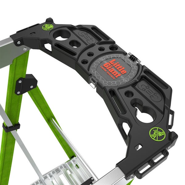 Kopfplatte einer Little Giant Leiter mit integriertem Werkzeughalter aus Kunststoff und Aluminium. Little Giant Logo.