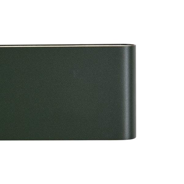 Detailaufnahme einer dunkelgrünen Wandleuchte aus Metall mit feinstrukturierter Oberfläche und abgerundeter Kante.