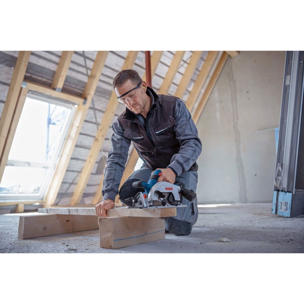 Handwerker bei der Arbeit mit einer Bosch Tauchsäge auf einer Baustelle.
