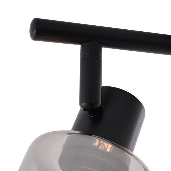 Detailaufnahme einer schwarzen Spotleuchte mit Glasschirm