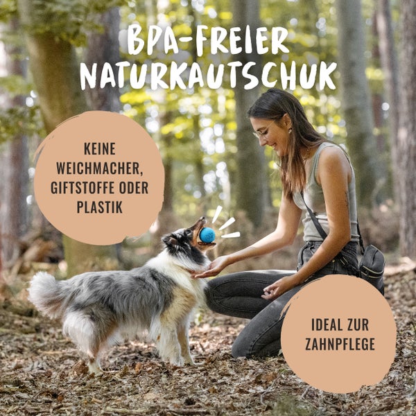 Frau spielt mit Hund und Naturgummi-Ball zur Zahnpflege im Wald, BPA-frei, ohne Weichmacher, Giftstoffe oder Plastik