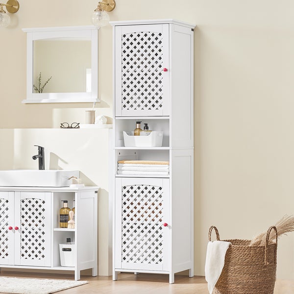 Badezimmeransicht mit Spiegelschrank, Waschbeckenunterschrank und Hochschrank mit Rattan-Optik