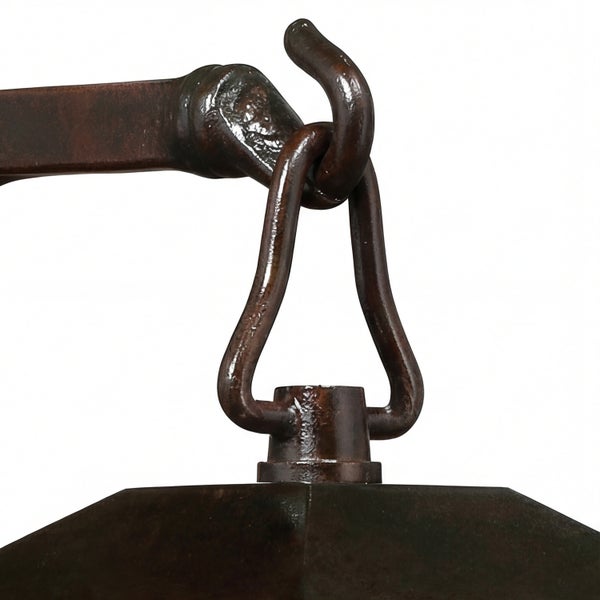 Detailaufnahme einer Laterne mit Hakenaufhängung