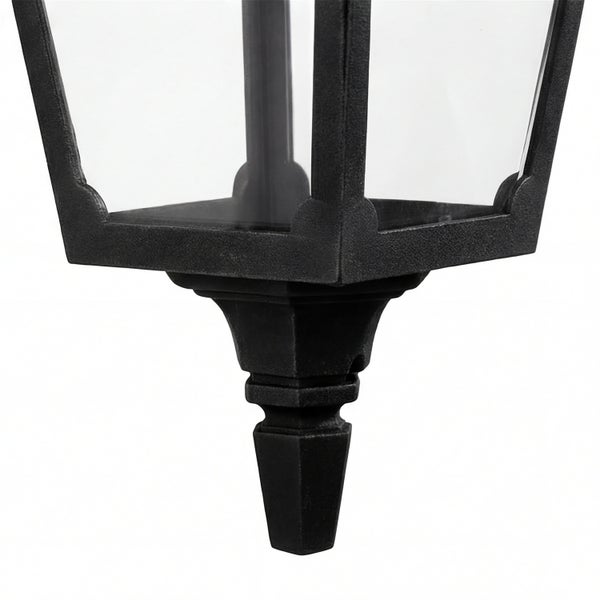 Detail einer schwarzen Aussenleuchte mit klaren Glasscheiben