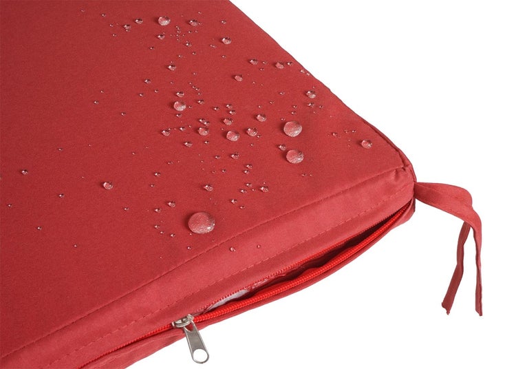 Wasserabweisender roter Stoff eines Sitzkissens mit Wassertropfen, Reißverschluss und Halteband.