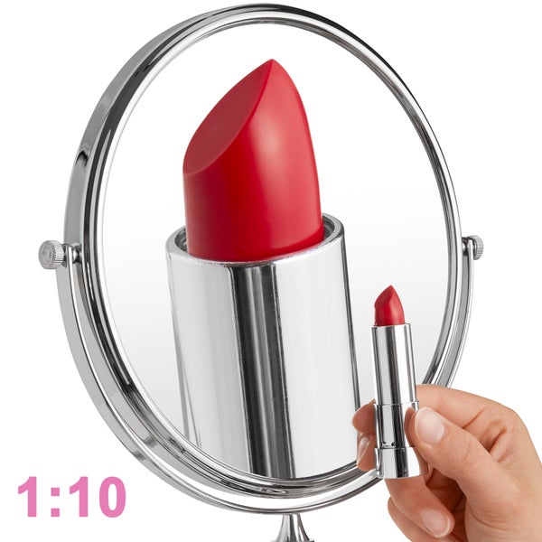 Lippenstift vor einem Vergrößerungsspiegel