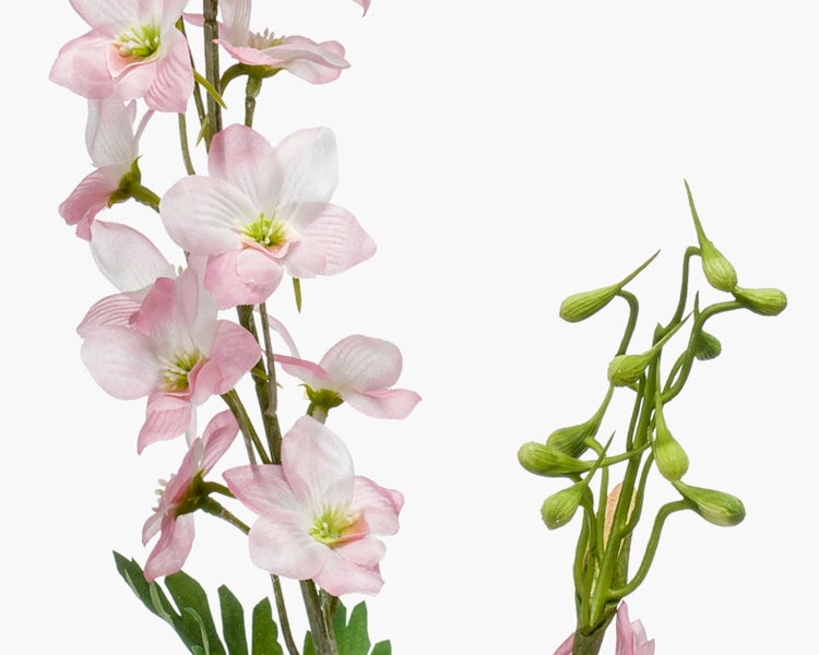 Künstlicher Rittersporn Zweig mit rosa-weißen Blüten und grünen Knospen.