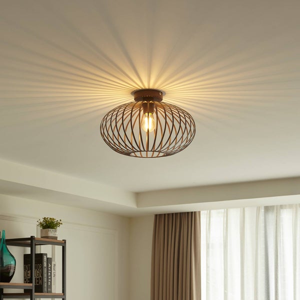 Deckenleuchte mit Drahtgeflecht und Glühbirne in einem hellen Raum