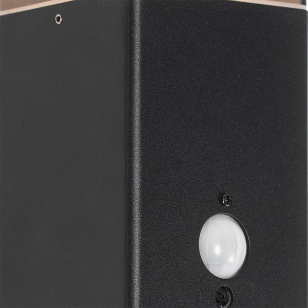 Nahaufnahme einer schwarzen Außenwandleuchte mit integriertem Bewegungssensor und strukturierter Oberfläche.