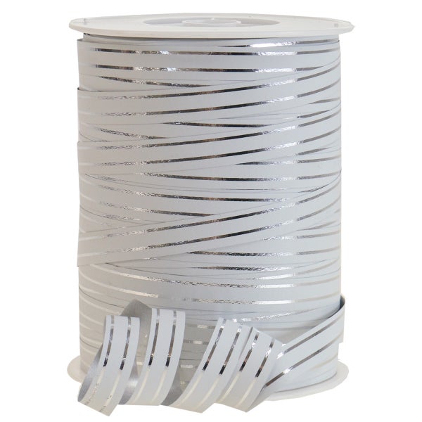 Geschenkbandrolle mit silbernen Streifen