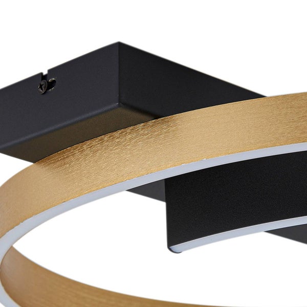 Nahaufnahme einer modernen Deckenleuchte mit schwarzen Metallelementen und einem goldfarbenen Ring mit weißem Diffusor.