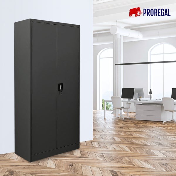 Abschließbarer, zweitüriger Metallschrank in einem hellen, organisierten Büro mit Parkettboden. Proregal Logo.