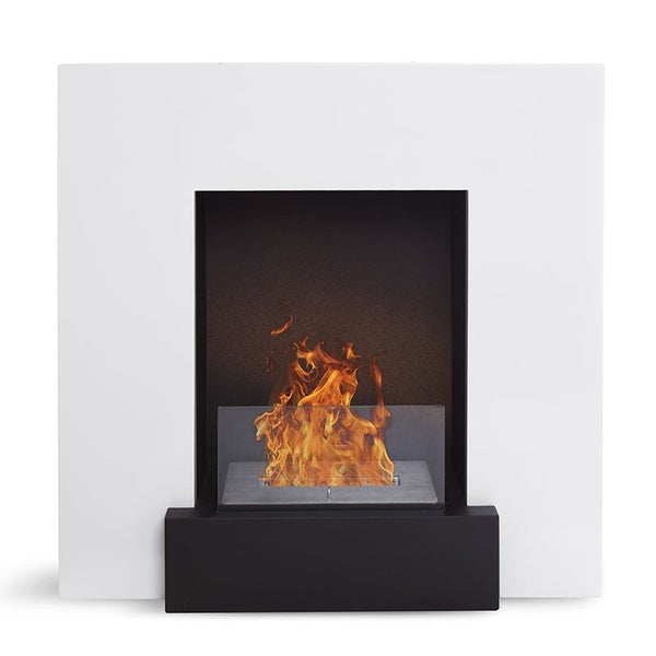 Moderner Ethanol Kamin mit einer rechteckigen Umrandung aus pulverbeschichtetem Stahl und einem integrierten Brenner mit Glasschutzscheibe.