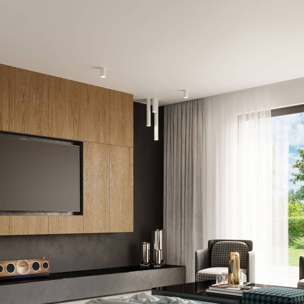 Helles Wohnzimmer mit Holzschrankwand, Fernseher und Beleuchtung