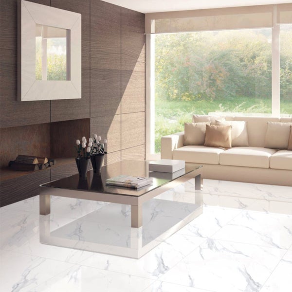 Wohnzimmer mit Fliesenboden in Marmoroptik, Couch, Tisch und Dekoration