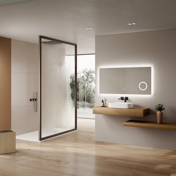 Modernes Badezimmer mit begehbarer Dusche aus strukturiertem Glas, schwebendem Holzwaschtisch mit weißem Aufsatzbecken und großem LED-Spiegel.
