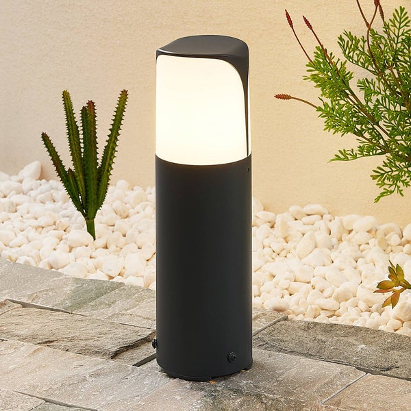 Kippbehälter aus Metall mit Warnmarkierung