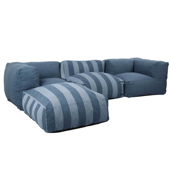 Modulares Loungesofa mit blau gestreiftem Stoffbezug.