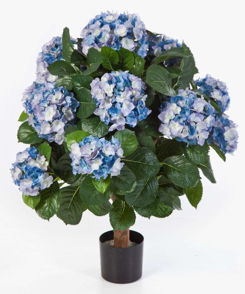 Künstliche Hortensie mit blauen Blüten im schwarzen Topf.