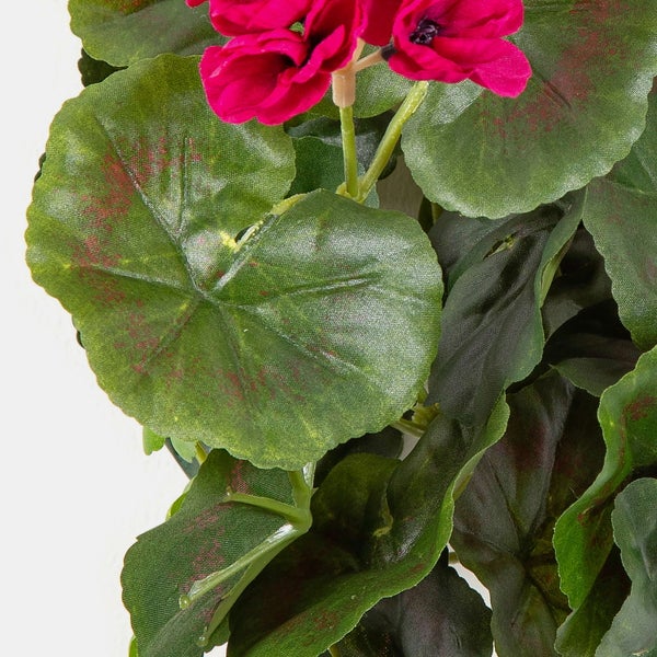 Künstliche Geranie mit pinkfarbenen Blüten und grünen Blättern aus Kunststoff.
