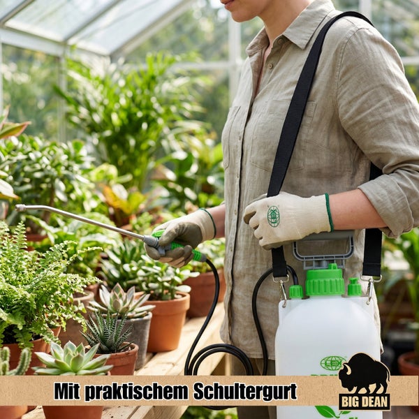 Person mit Drucksprühgerät mit Schultergurt in einem Gewächshaus beim Pflegen von Topfpflanzen.