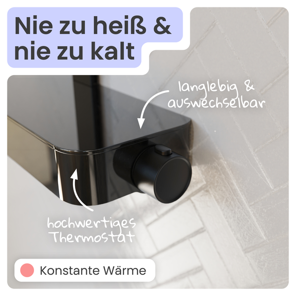 Schwarzes Duschthermostat mit Ablagefläche und seitlichem Drehregler für konstante Wärme vor einer hell gefliesten Wand.