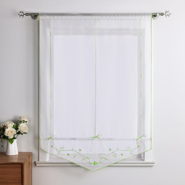 Fensterdekoration mit Stickerei und Zugband