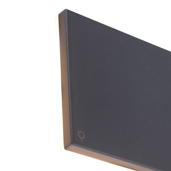 Nahaufnahme der Ecke eines dunkelgrauen matten Paneels mit Paul Neuhaus Logo.